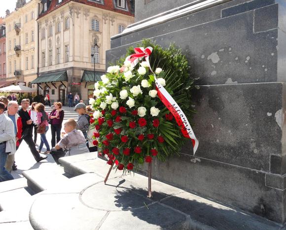 Wizerunek twarzy na płycie monumentu ( nie jednej)!